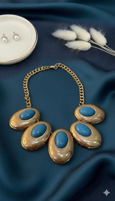 Foto Colar Dourado Com Pingentes Ovais Detalhe Resinado