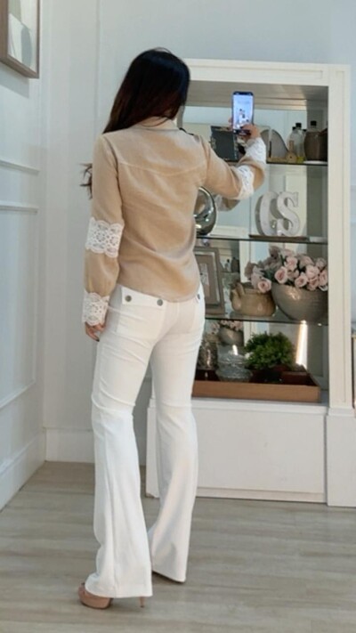 FotoCalça Reta Nervura Frontal Jessica Bolsos Posteriores Com Botões Prata