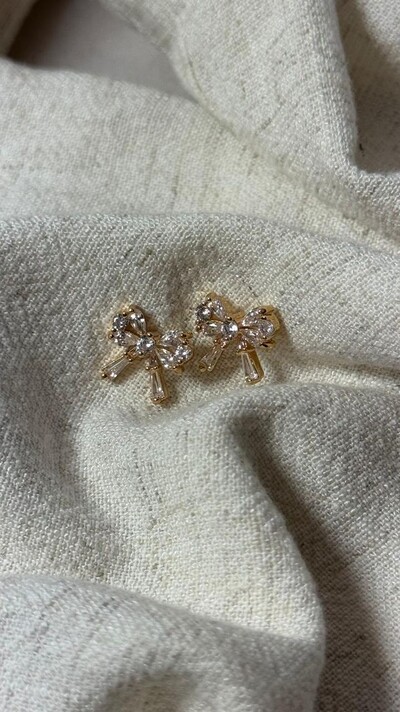 Foto Brinco Pequeno Laço Cravejado