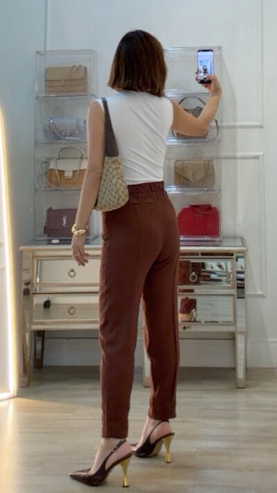 Foto Calça Pala Larga Desire Bolsos Com Recorte Assimétrico