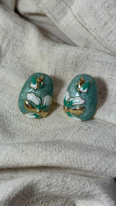 Foto Brinco Oval Dourado Com Detalhe Texturizado De Flor