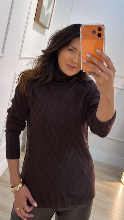 FotoBlusa Tricot Gola Rolê Kelly Nervuras Caneladas Na Diagonal