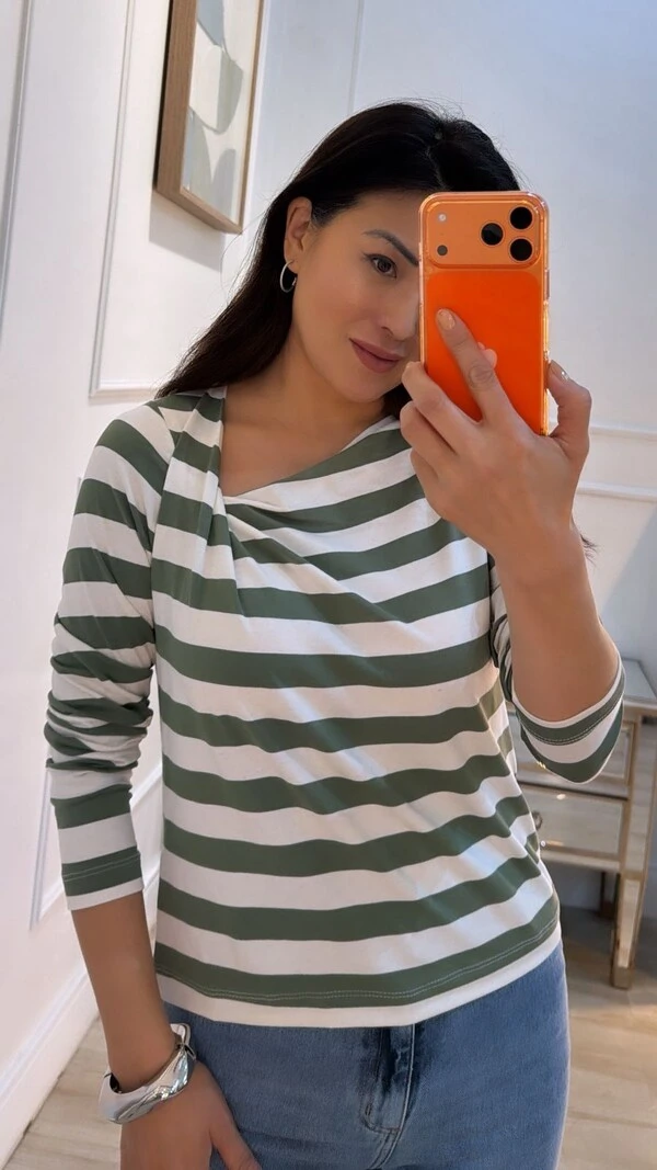 Blusa Listrada Dafne Detalhe De Prega Frontal