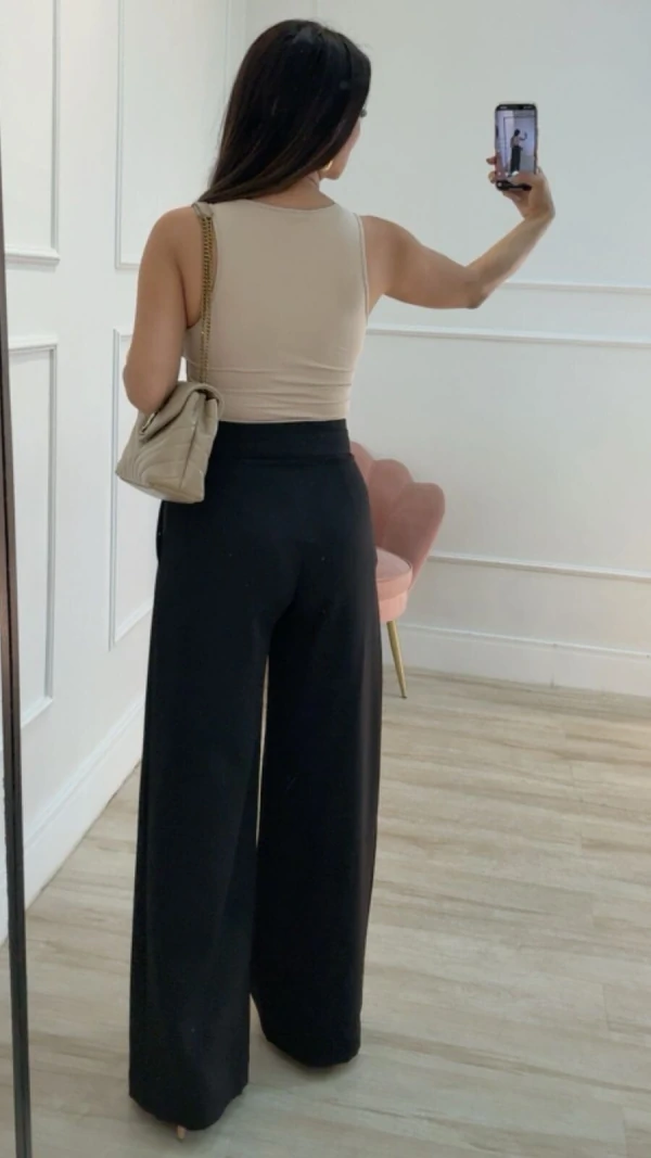Calça Pantalona Thainá Pala Transpassada Botão Detalhe Dourado