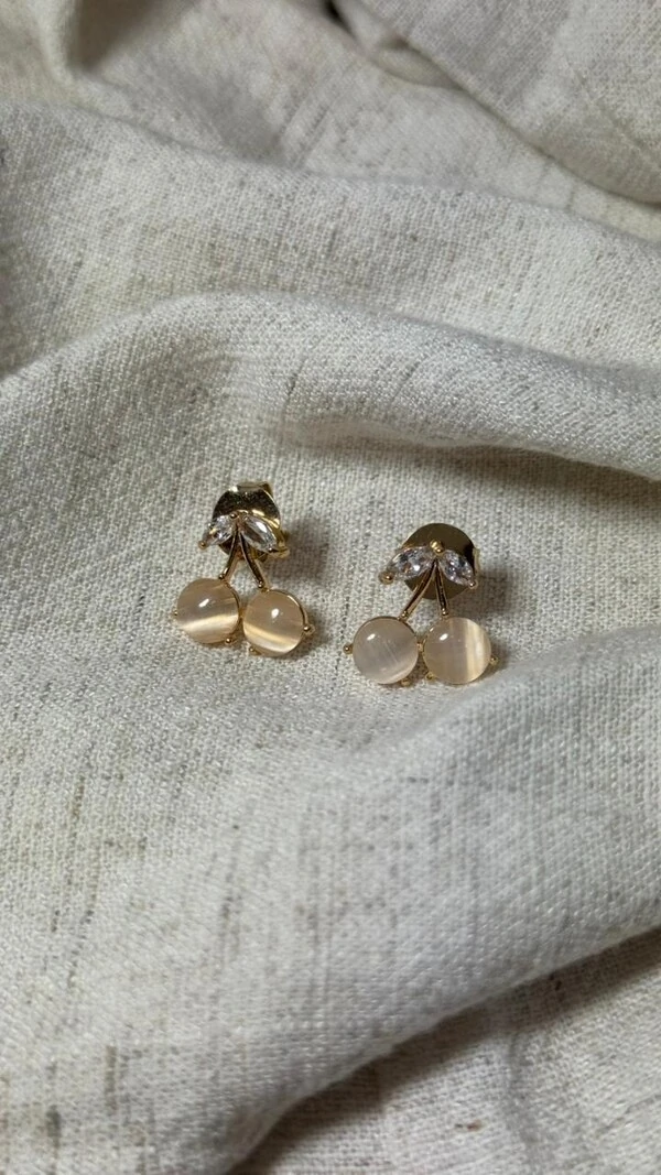 Brinco Pequeno Cereja Resinada