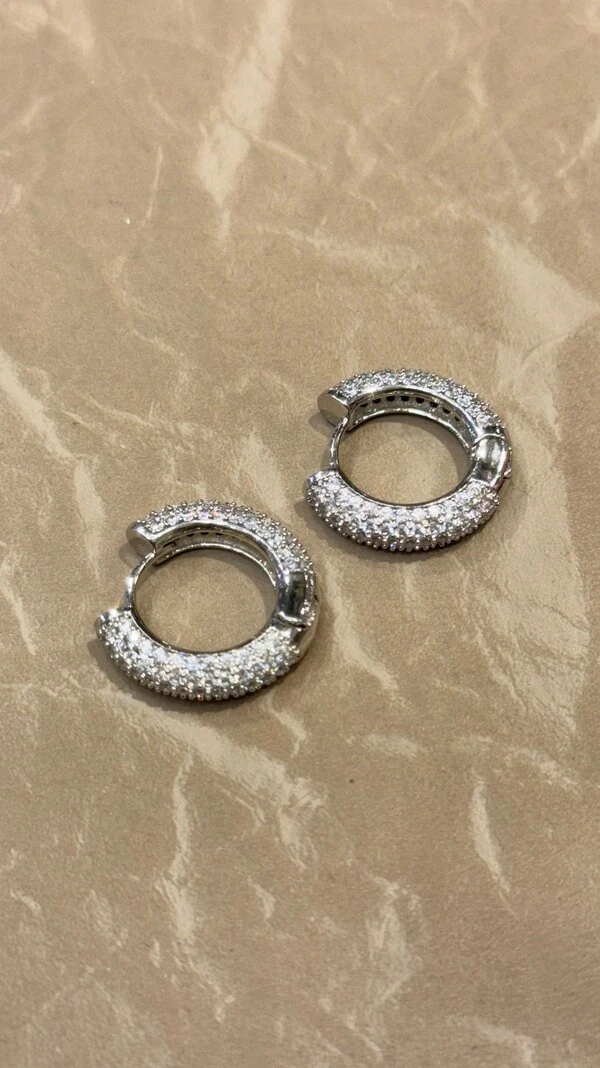 Brinco Argola Média Cravejada Em Strass