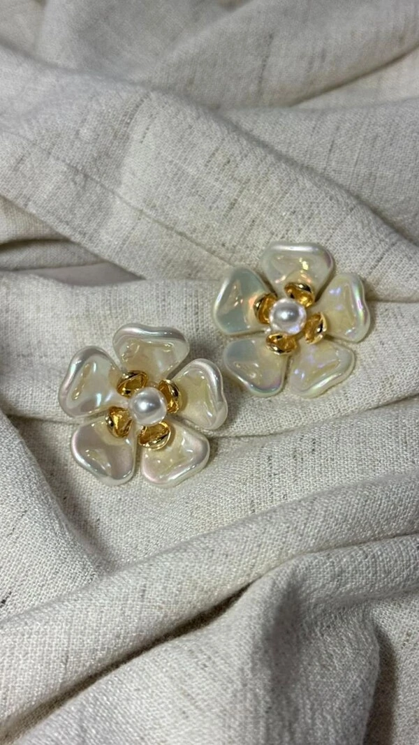 Brinco Grande De Flor Resinado Detalhe De Pérola