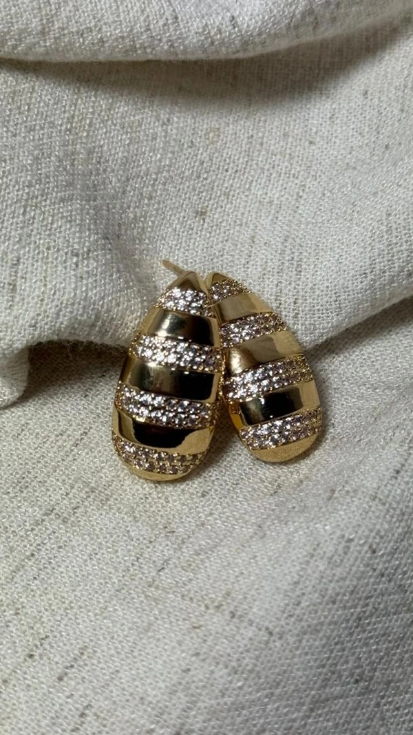 Brinco Gota Médio Com Texturas Cravejadas