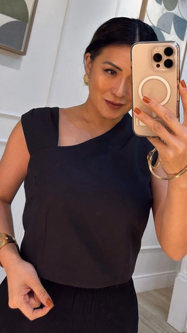 Cropped Alfaiataria Decote Assimétrico Clara Pregas Nos Ombros