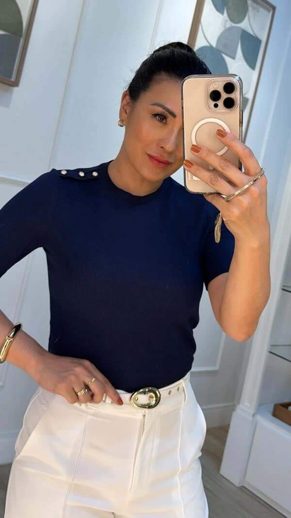 Blusa Malha Canelada Lais Detalhe No Ombro Botões Dourado De Flor Cravejada