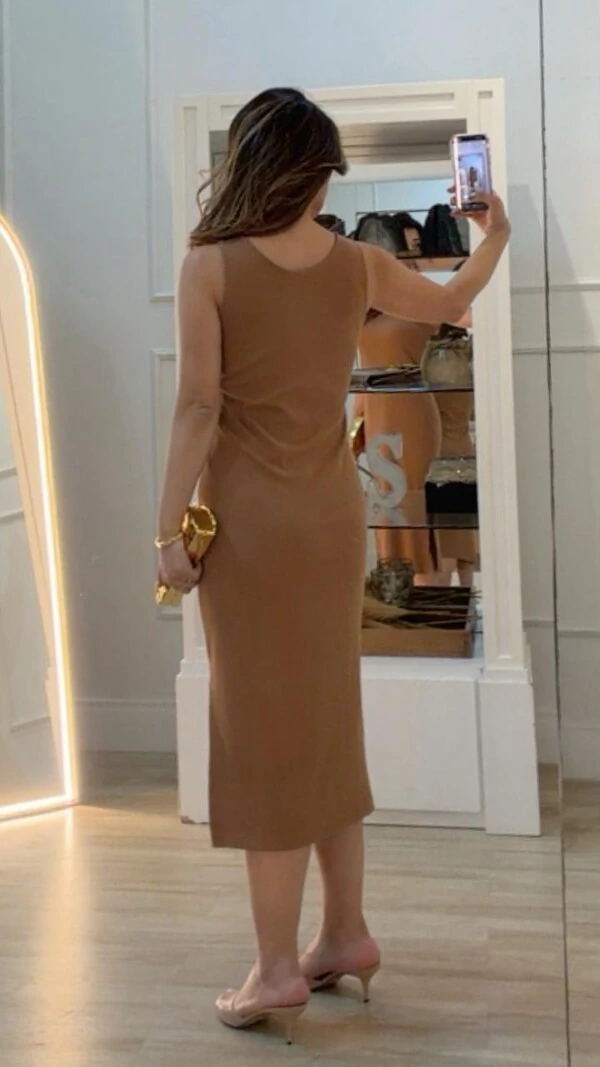 Vestido Midi Malha Canelada Julie Detalhe Circulo Dourado Na Alça