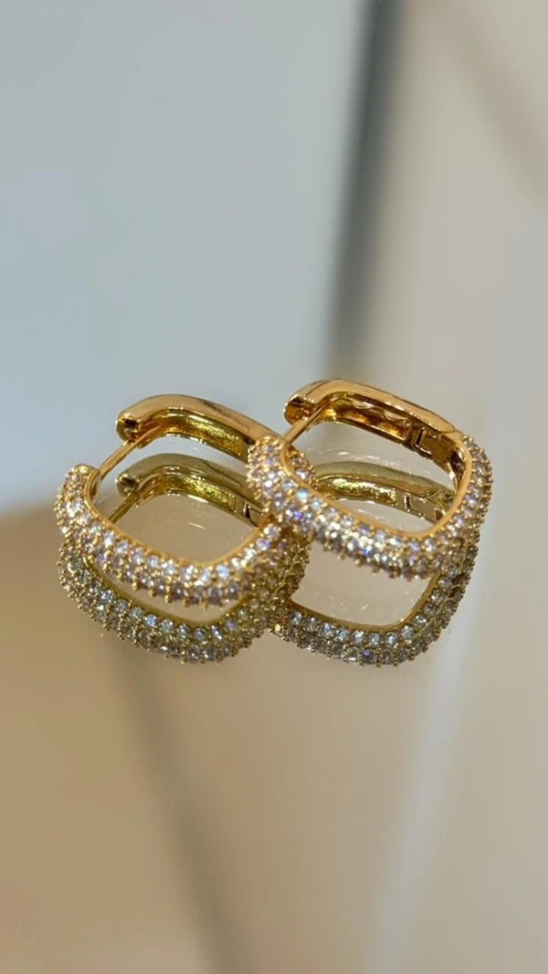 Brinco Médio Quadrado Cravejado Em Strass