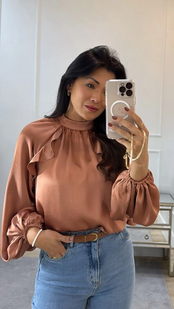 Blusa Gola Alta Acetinada Emilly Mangas Bufantes Detalhe De Babado
