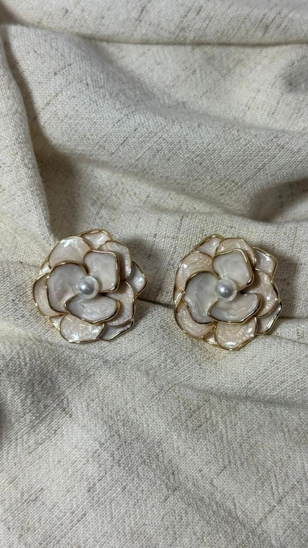 Brinco Médio Flor Resinada Com Miolo Pérola