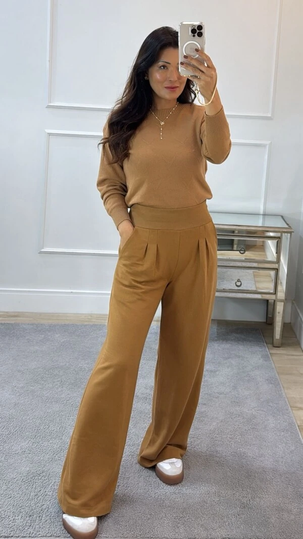 Calça Pantalona Pregas Frontais Samara Pala Larga