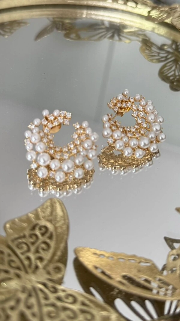 Brinco Grande Meio Circulo Cravejado Com Strass E Mini Pérolas