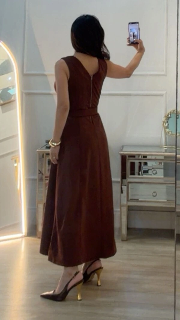 Vestido Midi Suede Decote V Vivi Cinto Maxi Fivela Redonda