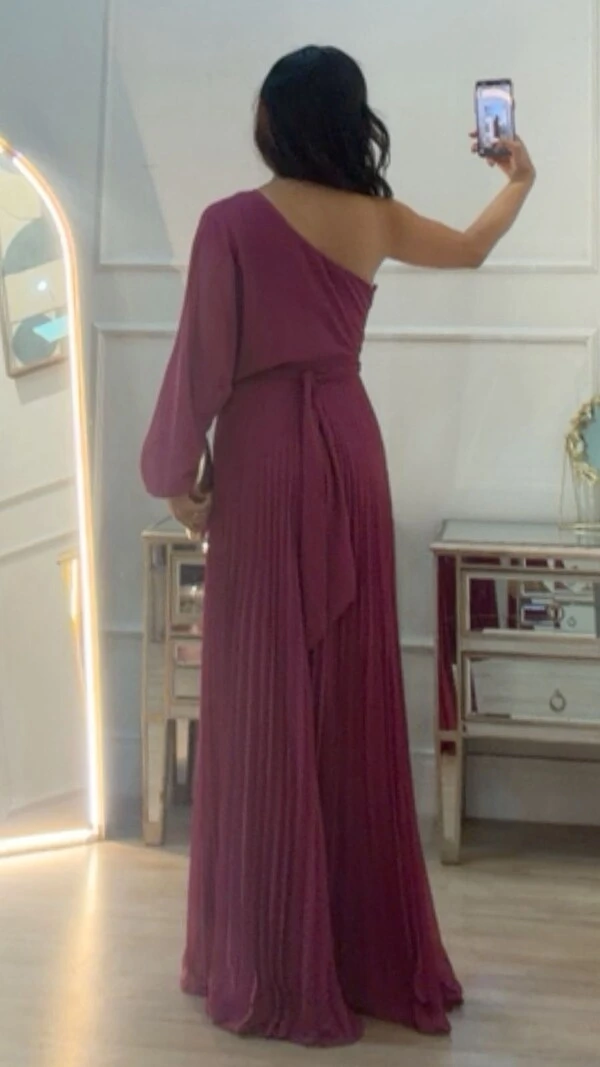 Vestido Longo Plissado Carla Manga Única Com Cinto Faixa