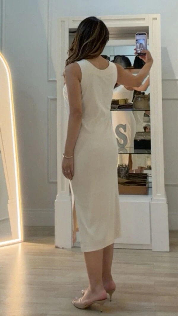 Vestido Midi Malha Canelada Julie Detalhe Circulo Dourado Na Alça