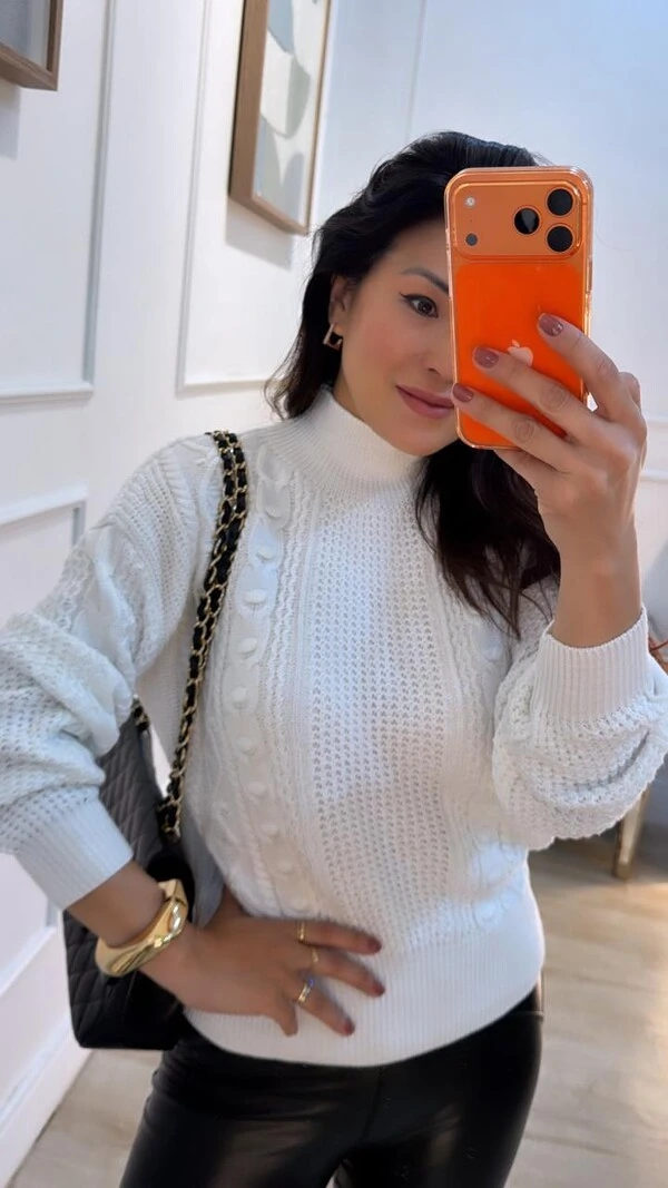 Blusa Tricot Gola Alta Michelly Detalhe De Pompons E Nervuras Em Losangos