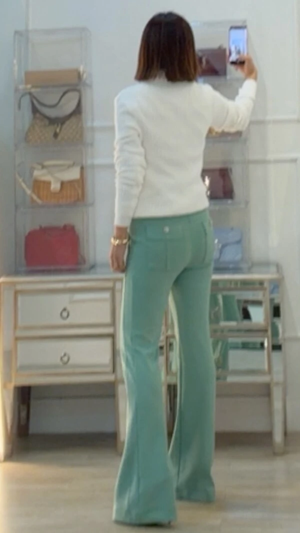 Calça Flare Pala Larga Daniela Bolsos Com Botão Prata