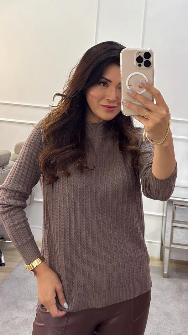 Blusa Tricot Grenda Gola Alta Nervuras E Detalhes Texturizados