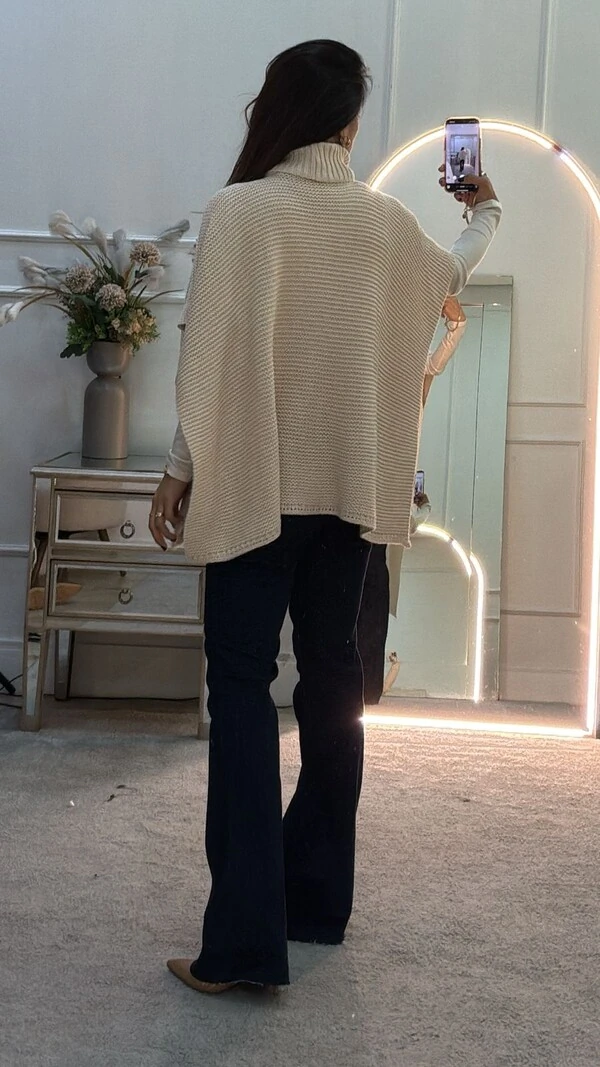 Poncho Tricot Luana Gola Rolê