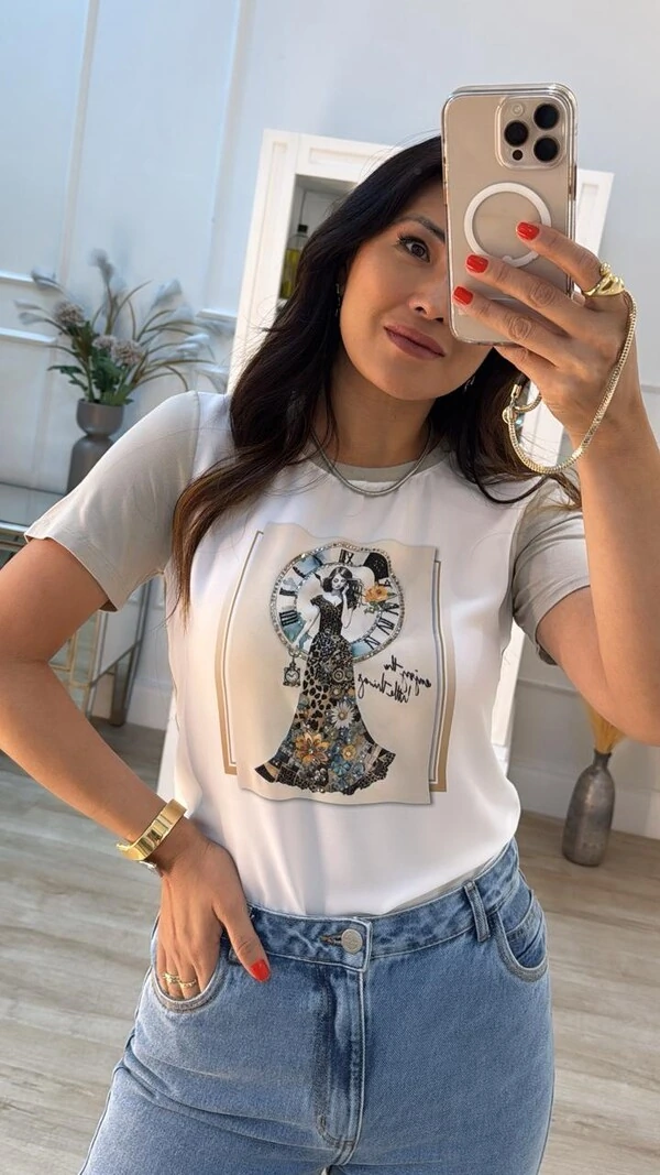 T-Shirt Estampa Mulher Com Relógio De Fundo Enjoy The Little Things