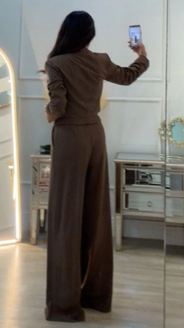 Calça Pantalona Risca De Giz Isabella Pregas Frontais