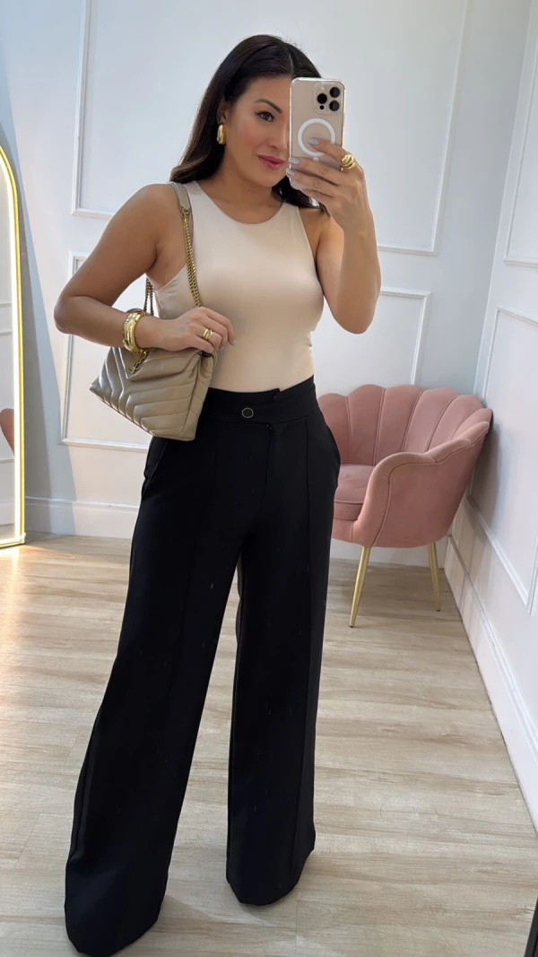 Calça Pantalona Thainá Pala Transpassada Botão Detalhe Dourado