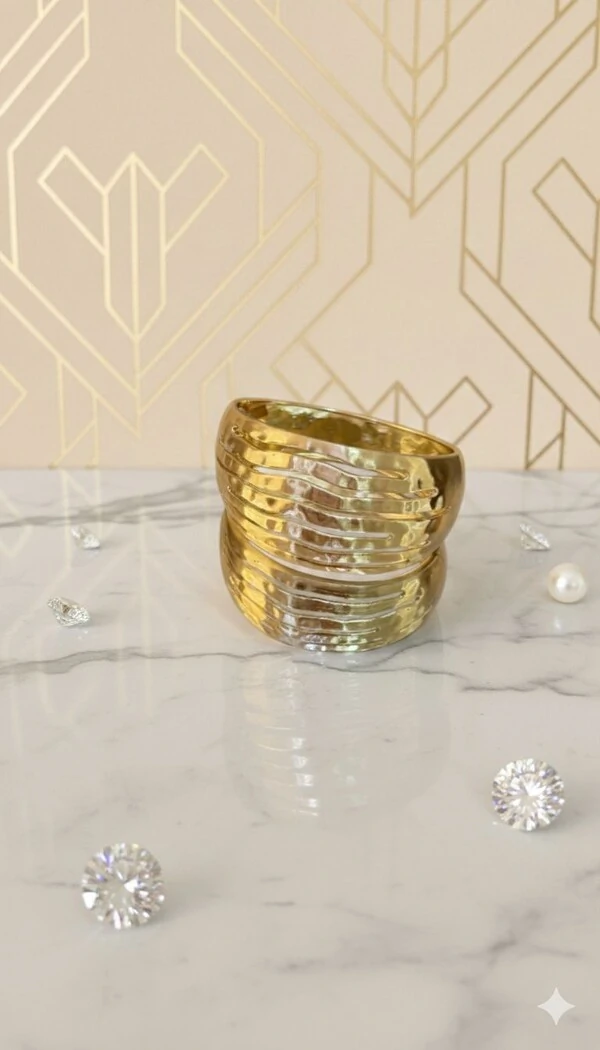 Bracelete Largo Com Detalhes Vazados Ondulados