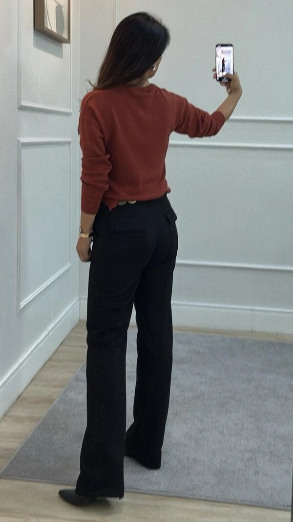 Calça Reta Suede Babi Botões Forrados Frontais