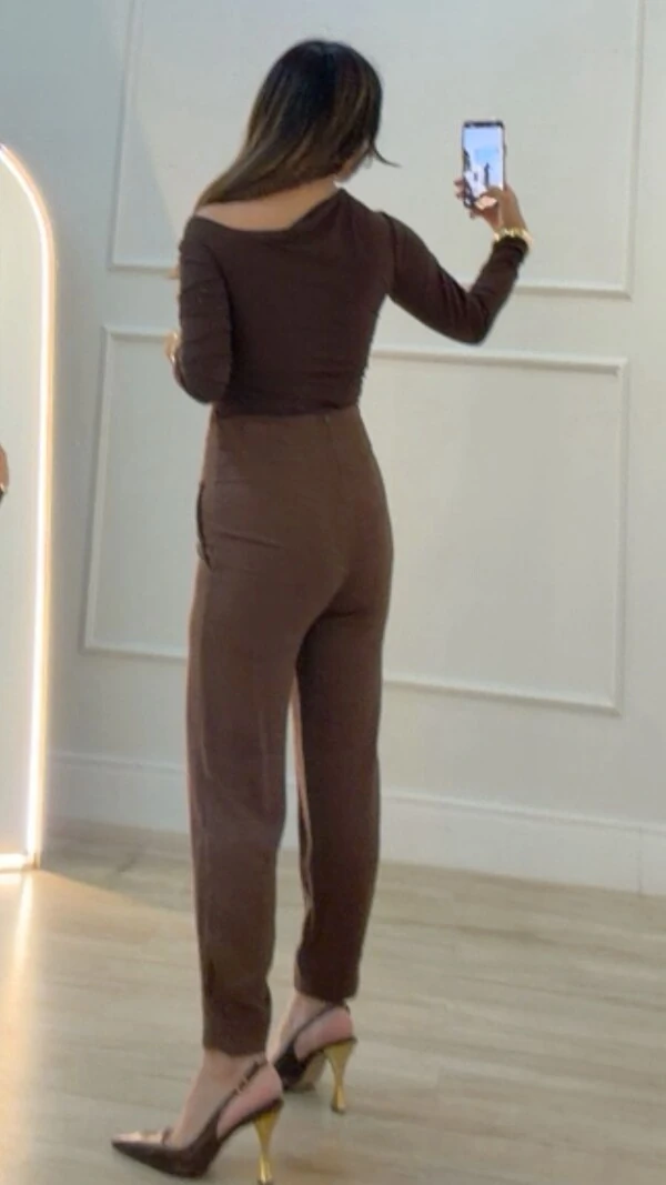 Blusa Malha Ombro Vazado Detalhe Pregas Layla Mangas Longas