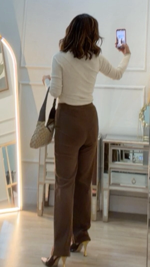 Calça Reta Texturizada Lucy Detalhe Na Pala Dourado Com Strass