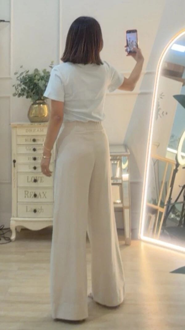 Calça Reta Lavinia Pala Larga Com Elástico Franzido Posterior
