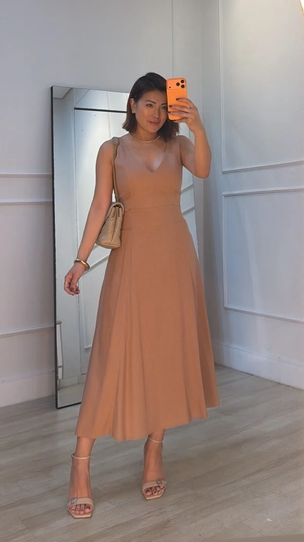 Vestido Midi Decote V Victoria Recorte Vazado Lateral