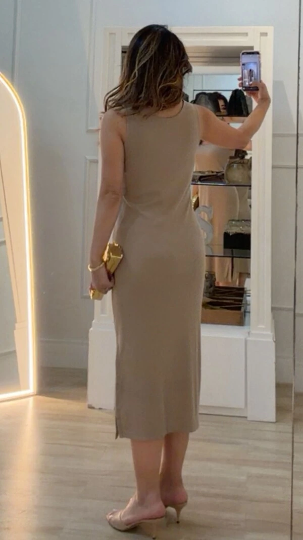 Vestido Midi Malha Canelada Julie Detalhe Circulo Dourado Na Alça