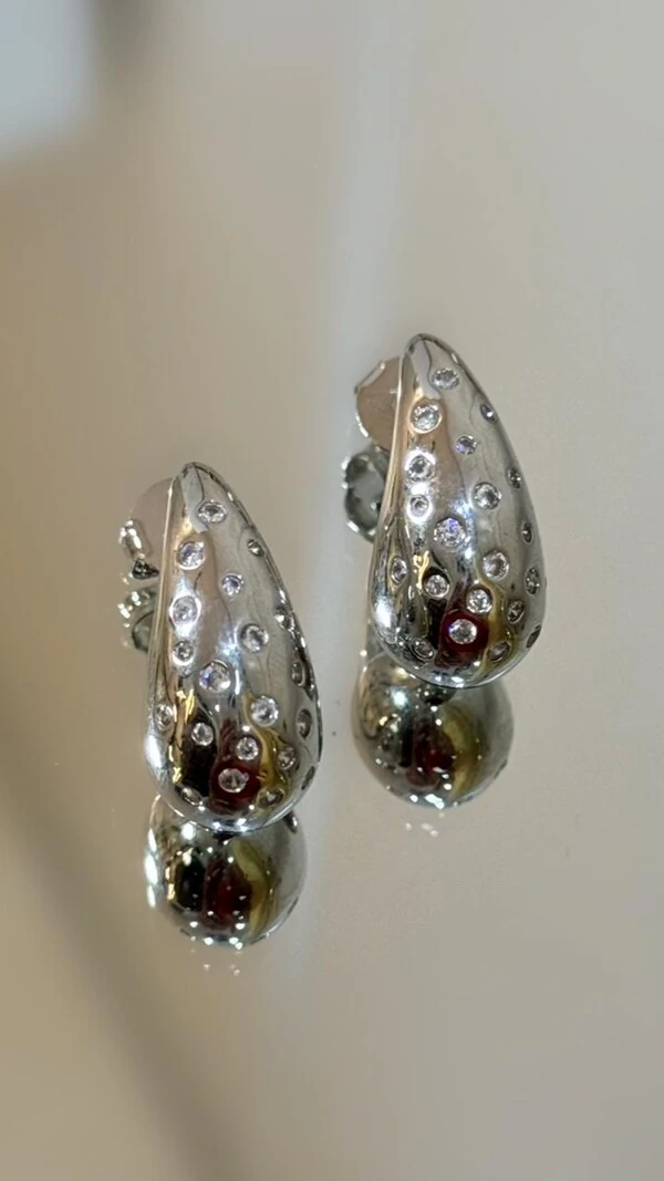 Brinco Gota Achatada Com Detalhes Cravejados