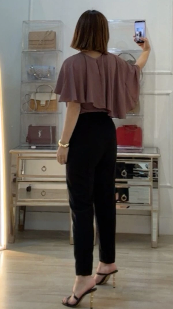 Blusa Crepe Laura Com Sobreposição De Babado Assimétrico
