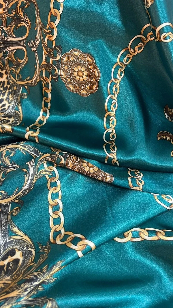 Lenço Acetinado Estampado Detalhe Em Animal Print