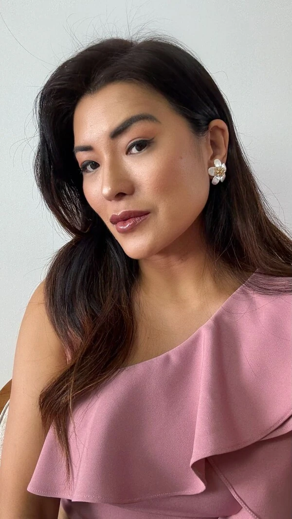 Brinco Flor Média Madrepérola Com Strass