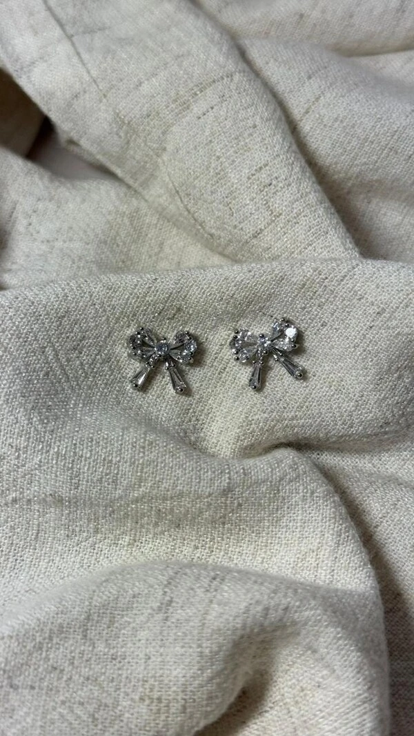 Brinco Pequeno Laço Cravejado