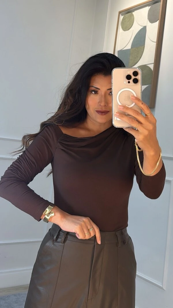Blusa Malha Ombro Vazado Detalhe Pregas Layla Mangas Longas