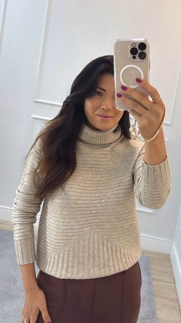Blusa Tricot Gola Rolê Tati Nervuras Na Horizontal Detalhe Na Diagonal
