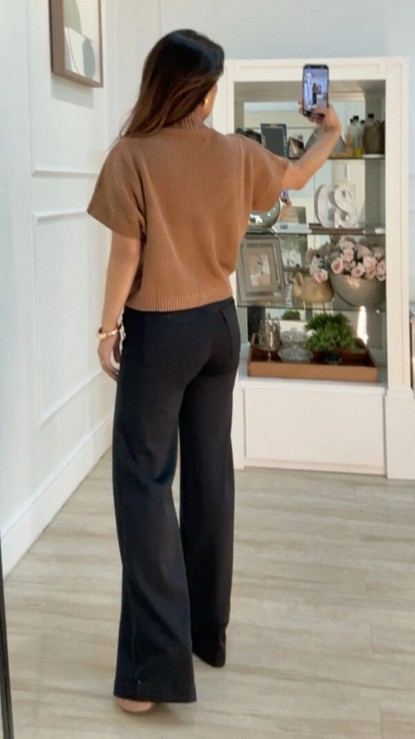 Calça Pantalona Rose Bolsos Frontais Com Recorte Duplo E Botões Dourados