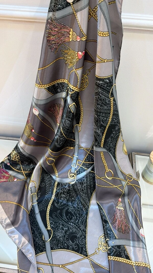 Lenço Acetinado Estampa Paisley Corda E Fivela