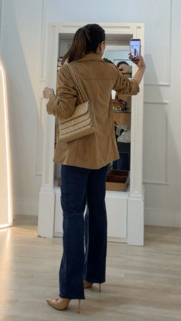 Casaco Suede Liz Com Bolsos Frontais e Botões Nos Punhos