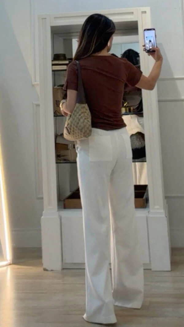 Blusa De Malha Yasmin Detalhe Punhos Largos Pespontados Com Martingalê