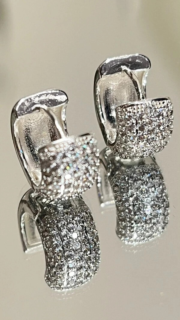 Argola Larga Média Cravejada Em Strass