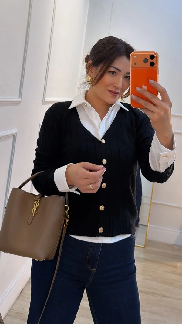 Cardigan Curto Tricot Decote V Anny Botões Dourados Frontais